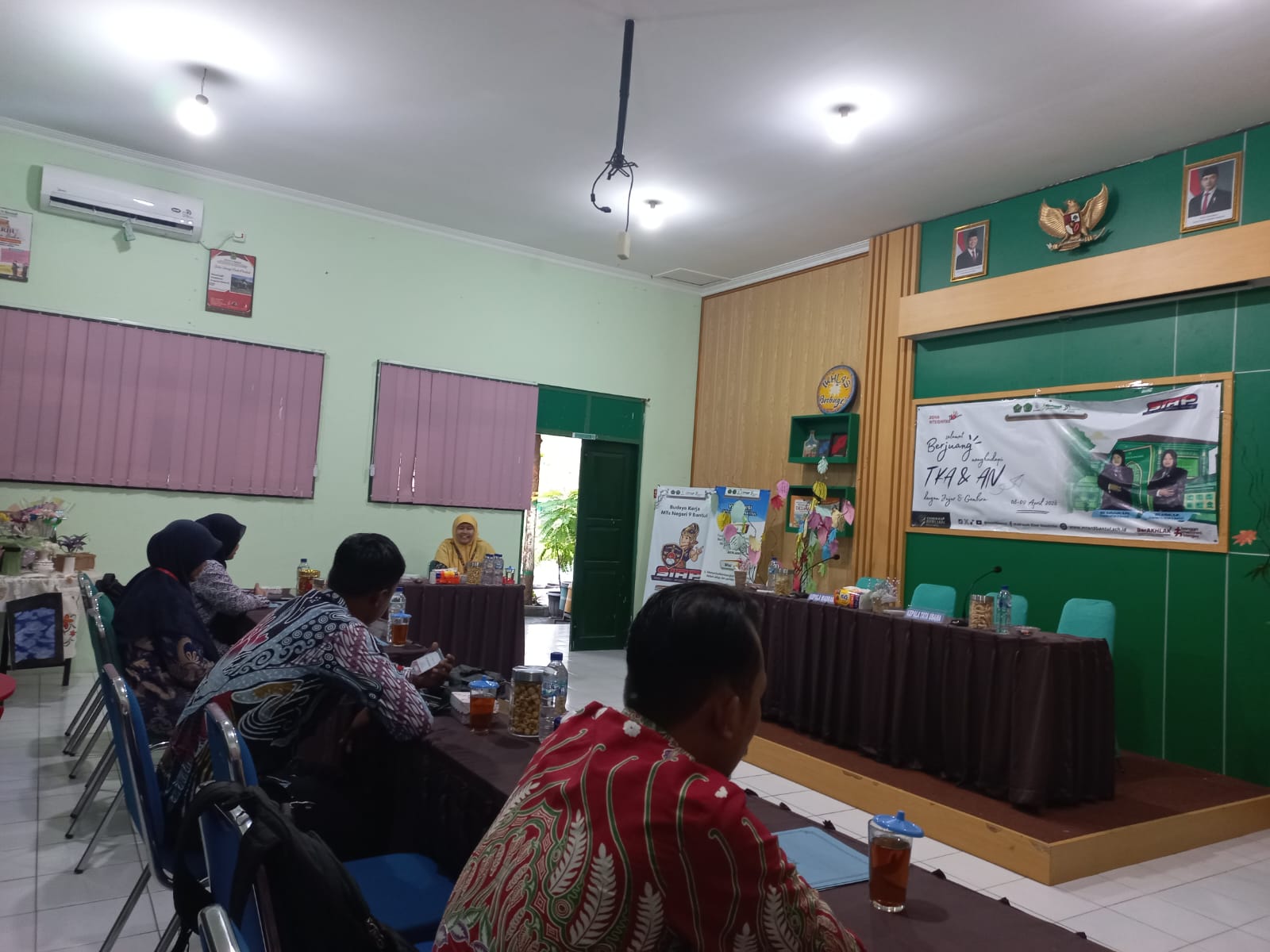 Kawal TKA Bahasa Indonesia dan Literasi, Kepala MTsN 9 Bantul Pimpin Langsung Briefing Pengawas Lintas Sekolah